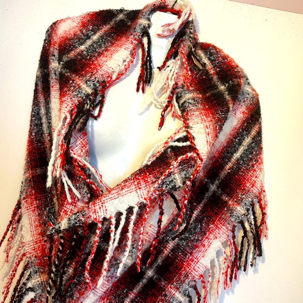 Beautiful warm scarf - Picture 2 of 9